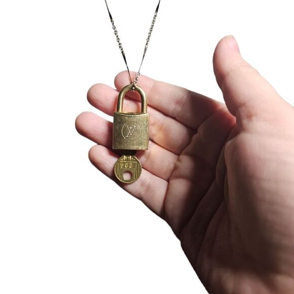 VINTAGE Louis Vuitton Lock & Key (# 204) on a Vintage Gold-tone Chain - Picture 12 of 15